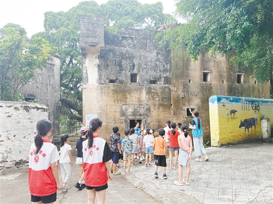 孩子們通過建筑了解古村落的歷史。