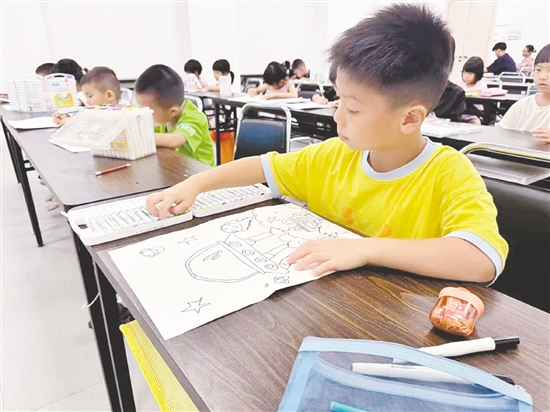 孩子們在畫紙上描繪自己心中“20年后的生活”。