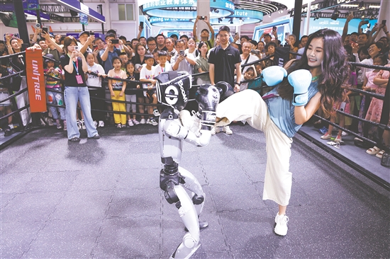 8月8日，宇樹科技人形機器人在2025世界機器人大會上進行格斗表演。新華社發(fā)