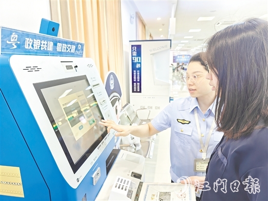 恩平煙草在自助終端安排人員駐點(diǎn)，提供“一對(duì)一”幫辦服務(wù)。