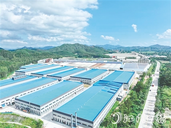 走進(jìn)金雞鎮(zhèn)工業(yè)園北部片區(qū)，曾經(jīng)荒置的土地被鋼結(jié)構(gòu)廠房取代，不少生產(chǎn)車間內(nèi)機(jī)器轟鳴，呈現(xiàn)一派繁忙景象。