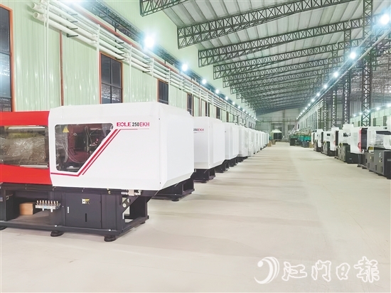 金雞鎮(zhèn)工業(yè)園北部片區(qū)引進(jìn)5個(gè)重點(diǎn)產(chǎn)業(yè)項(xiàng)目，總投資約20億元，涵蓋智能家居制造、磨料磨具制造等領(lǐng)域，初步形成產(chǎn)業(yè)集聚效應(yīng)。圖為項(xiàng)目之一開(kāi)平市圣祥智能家居有限公司的生產(chǎn)車間。