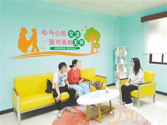 專家正在與親子家庭面對面溝通，了解親子關(guān)系實際情況。