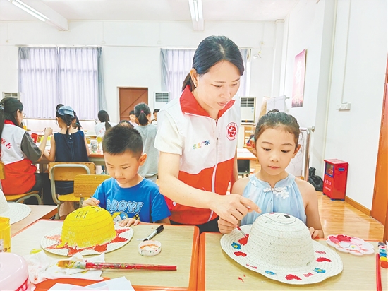 在月山鎮(zhèn)新時(shí)代文明實(shí)踐所，孩子們?cè)谥驹刚叩南ば闹笇?dǎo)下，將普通的日常用品變?yōu)樗囆g(shù)作品。