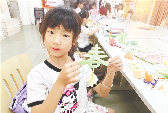 課堂上，孩子們學會剪“春”字。