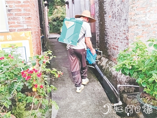 三江鎮(zhèn)應(yīng)急消殺隊(duì)對(duì)蚊蟲易孳生場(chǎng)所進(jìn)行全面消殺。