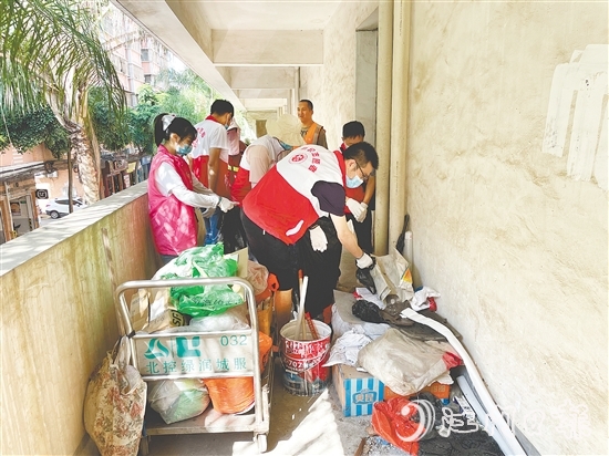 會(huì)城街道明興社區(qū)聯(lián)合結(jié)對(duì)單位志愿者，對(duì)無(wú)主車房?jī)?nèi)的廢品進(jìn)行全面清理。