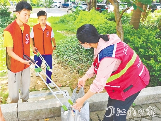 圭峰會城凝聚社會各方力量，參與人居環(huán)境集中整治攻堅行動，共建美麗家園。