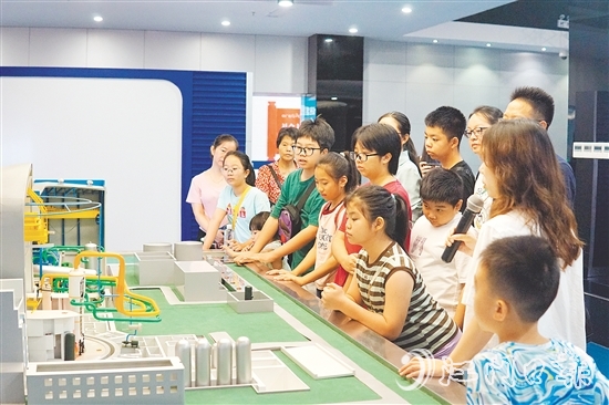 在核電科普展廳，核電站模型、互動裝置和圖文展板吸引了大家的目光。