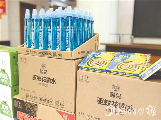 臺山市總工會為堅(jiān)守崗位的職工送去防蚊防暑物資。