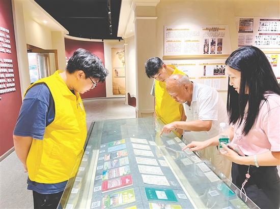 實(shí)踐隊(duì)隊(duì)員參觀沙堆鎮(zhèn)華僑文化展覽館。