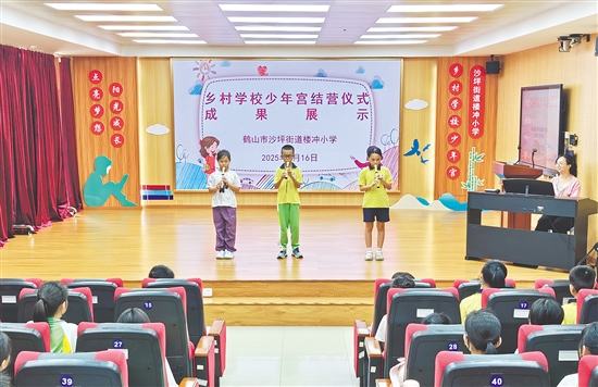 沙坪街道樓沖小學在“鄉(xiāng)村學校少年宮”活動中開設傳統(tǒng)文化類課程，悠揚笛聲浸潤學生心靈。