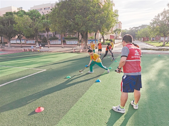 為了讓學生在暑假期間也能強身健體、提升體育素養(yǎng)，共和鎮(zhèn)中心小學有效利用學校場地優(yōu)勢，積極打造多種體育運動類課程，點燃學生的夏日運動激情。