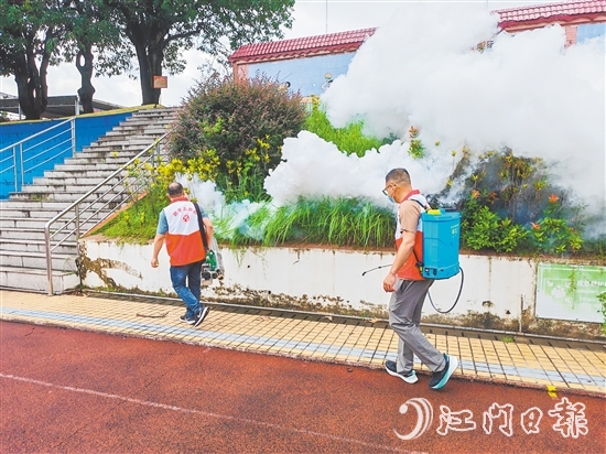 行動(dòng)中，志愿者分工協(xié)作，清理蚊蟲(chóng)孳生地，開(kāi)展消殺工作。