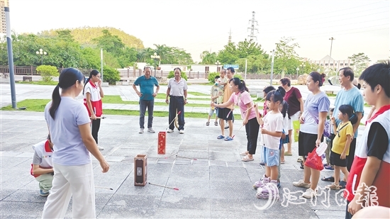 投壺區(qū)前人頭攢動，市民紛紛體驗這一傳統(tǒng)體育活動項目。