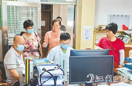 李國(guó)強(qiáng)（右一）