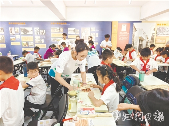 團恩平市委攜手“青年大學(xué)生突擊隊”下鄉(xiāng)服務(wù)，組建充滿活力的“官方帶娃團”，把“夏日課堂”開設(shè)到群眾最需要的地方。