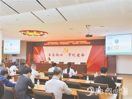 開(kāi)平市公證處工作人員到翠山湖產(chǎn)業(yè)園開(kāi)展普法宣傳。