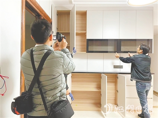 公證處工作人員為某個(gè)體戶提供證據(jù)保全公證服務(wù)。