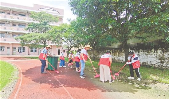 黨員教師清理垃圾。