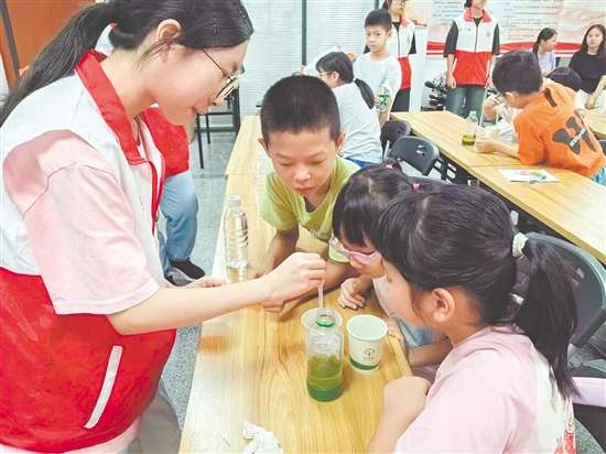 孩子們觀摩“密度的秘密”科學(xué)實驗。