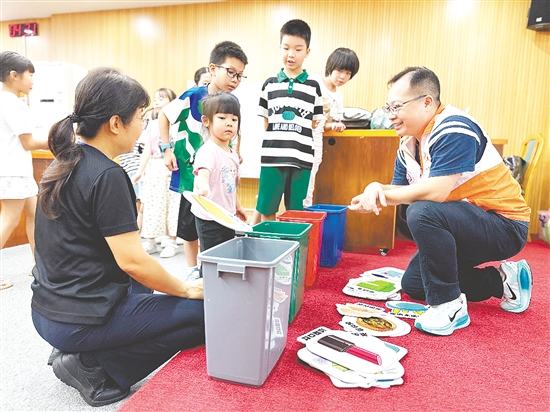 孩子讓電池、果皮等常見垃圾找到正確的“歸宿”。