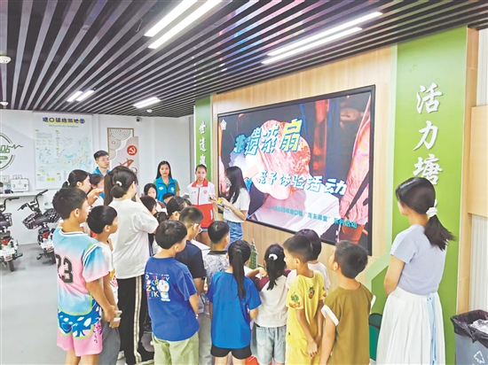 老師通過高清圖片與生動講解，帶領青少年了解漆扇制作工藝。