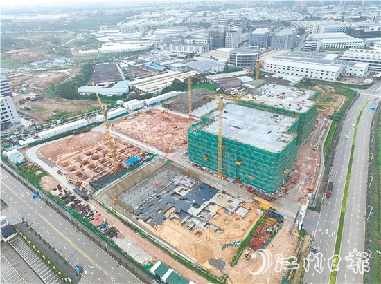 新能源動力電池智造園項目首批廠房封頂。