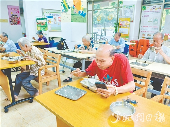 北門社區(qū)長者食堂是新會(huì)區(qū)首批建設(shè)的長者食堂之一，每天午餐時(shí)間有50多名長者用餐。