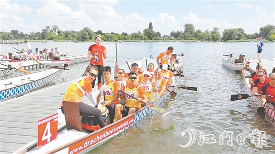 泓達(dá)堂帶著“陳皮+龍舟”這一獨(dú)特的文化IP，在多個(gè)國(guó)際賽場(chǎng)劈波斬浪。