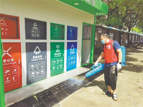 工作人員對校園及周邊蚊蟲易孳生場所進行全面消殺。