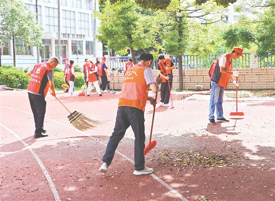 新會各校集中開展愛國衛(wèi)生運動。