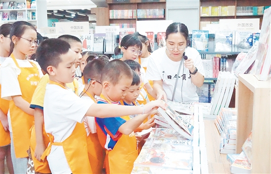 孩子們沉浸式體驗(yàn)圖書管理員的日常工作。