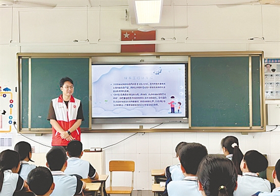 臺山市廣泛開展“綠書簽”主題系列宣傳活動，為未成年人健康成長，筑牢文化安全防火墻。