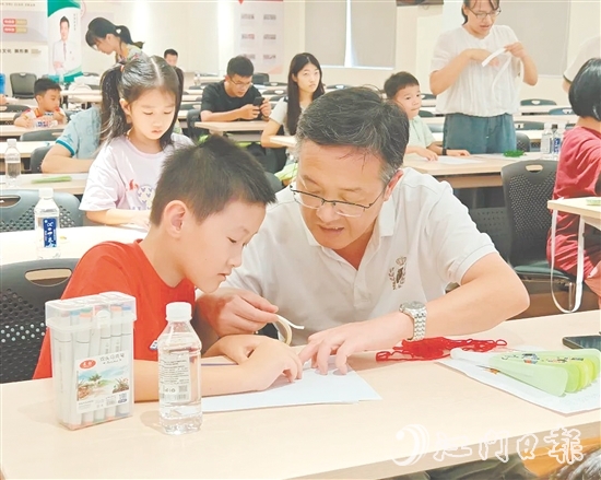 親子家庭在沙坪街道雁山社區(qū)黨群服務中心參加閱讀活動。