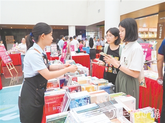 鶴山市圖書館舉辦圖書展銷及主題展活動。
