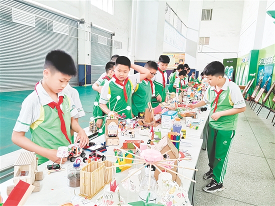沙坪街道第三小學(xué)打造科創(chuàng)社團(tuán)，開展豐富多彩的科創(chuàng)類活動(dòng)，并在日常課堂中融入科創(chuàng)元素。