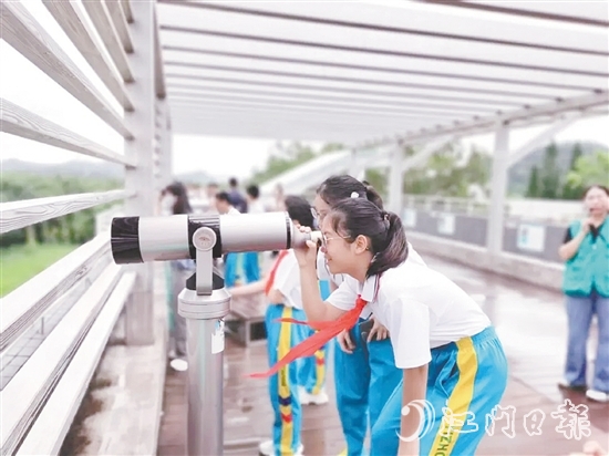 學(xué)生們用望遠(yuǎn)鏡觀察鳥(niǎo)類(lèi)活動(dòng)。