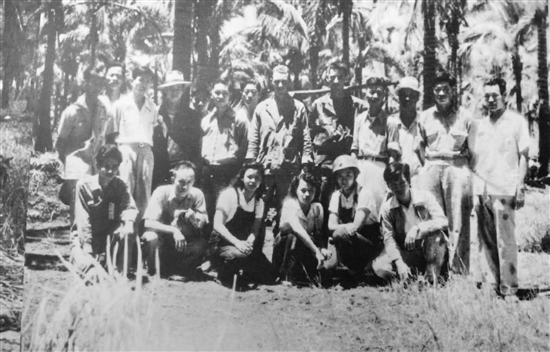 1945年4月30日，菲律賓華僑各界前線慰問團(tuán)與美軍第十一空運(yùn)師及“華支”戰(zhàn)士留影。