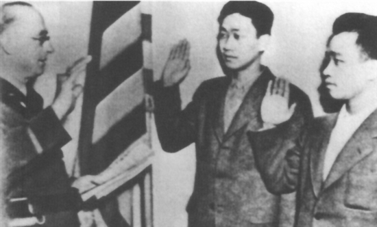 世界反法西斯戰(zhàn)爭(zhēng)期間，共有1.3萬多名華僑華人在美國(guó)陸軍服役，占當(dāng)時(shí)美國(guó)華僑華人總數(shù)的17%，圖為參軍時(shí)的宣誓儀式。