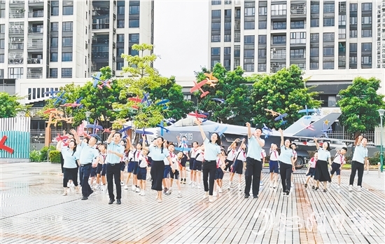 恩平市馮如小學(xué)舉辦齊放紙飛機(jī)活動(dòng)，深切緬懷馮如。