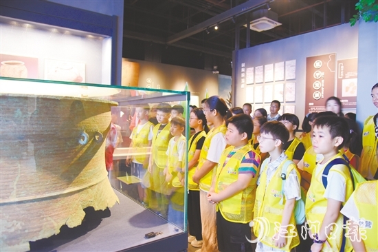 僑童們在恩平市博物館了解恩平悠久厚重的歷史文化。