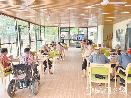 長者飯?zhí)檬邱R岡鎮(zhèn)綜合養(yǎng)老服務(wù)中心最熱鬧的地方。每到中午，飯香飄滿整個大廳。