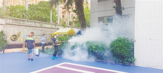 學校在暑期開展滅蚊工作。