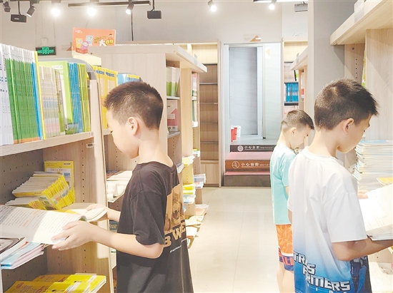 學(xué)生在選購(gòu)輔導(dǎo)書(shū)。