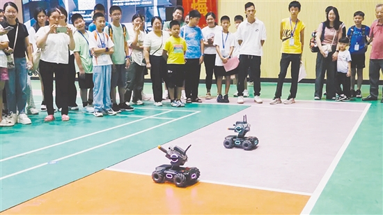 師生們近距離感受科技魅力。