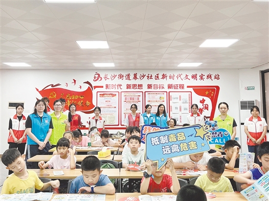 禁毒社工走進(jìn)社區(qū)開展禁毒宣傳活動(dòng)。