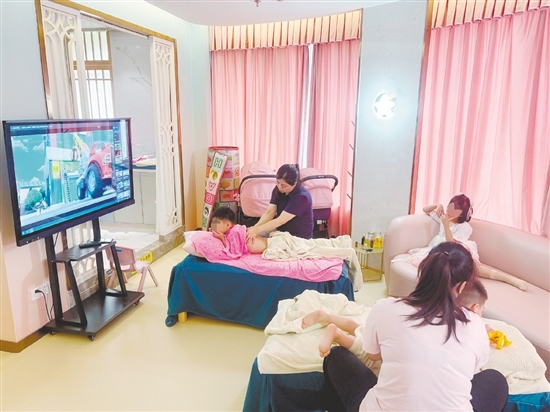 在推拿室里，專業(yè)調(diào)理師為孩子們進(jìn)行推拿。