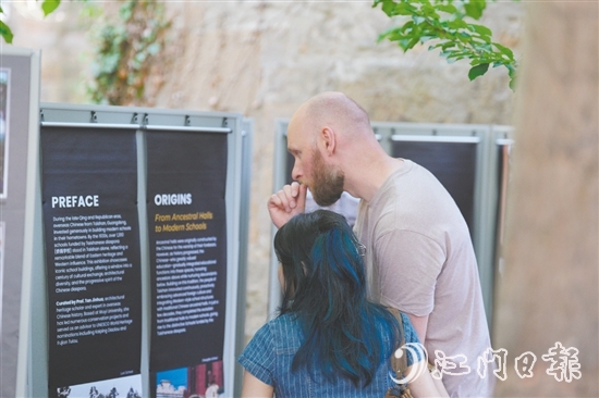 臺(tái)山僑捐學(xué)校展覽吸引外國觀眾參觀。