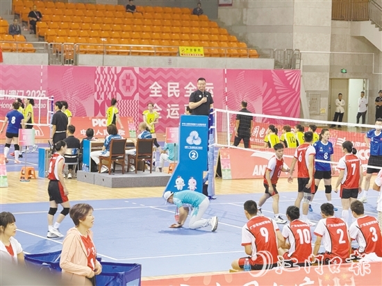 賽場上，來自江門職業(yè)技術(shù)學(xué)院的“小海豚”志愿者為比賽護(hù)航。